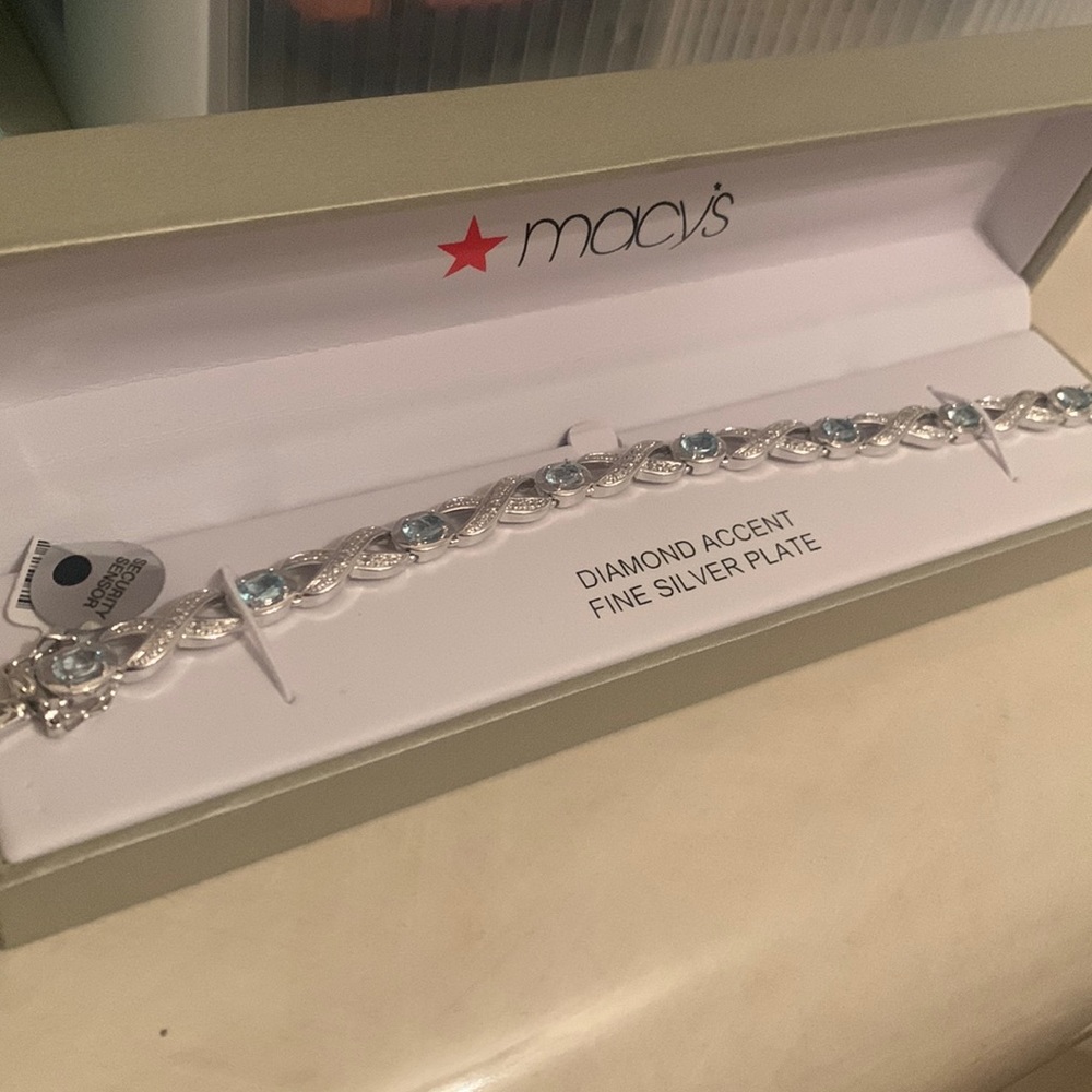 NWT Macys XO Bracelet